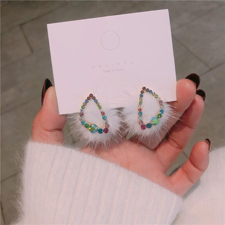 

Korean version of winter and spring model otter hair geometric triangle collision water drill fresh small earring earring
