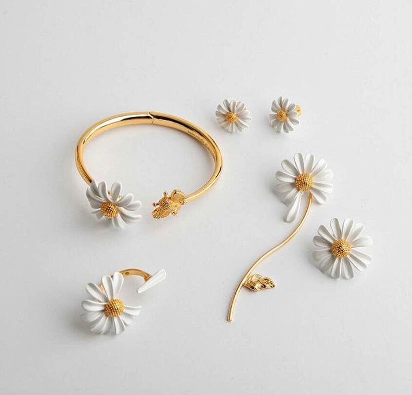 

CSxjd New High quality luxury Personality white daisy sun flower bee open bracelet