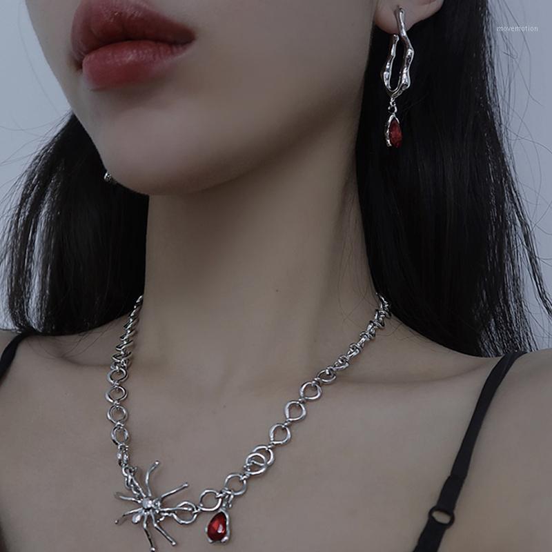 

HUANZHI 2020 New Punk Hip Hop Red Rhinestone Pendants Spider Metal Geometric Unisex Couple Insect Necklace for Women Men Party1