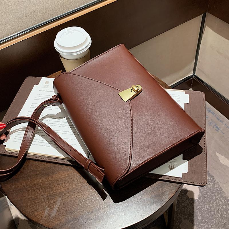 

Niche Design 2021 Fashion Retro Messenger Bag Large Capacity Square Bag Underarm Dual-use Width: 27cm, Black