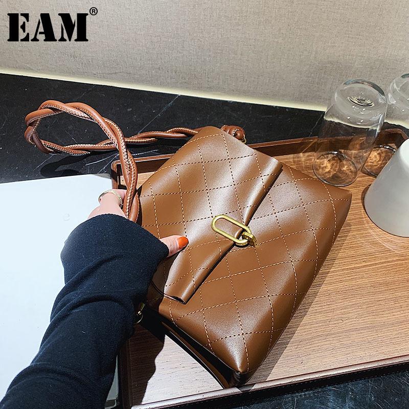 

[EAM] Women New Brown Twist Strap Small PU Leather Flap Personality All-match Crossbody Shoulder Bag Fashion Tide 2021 18A0818, Black