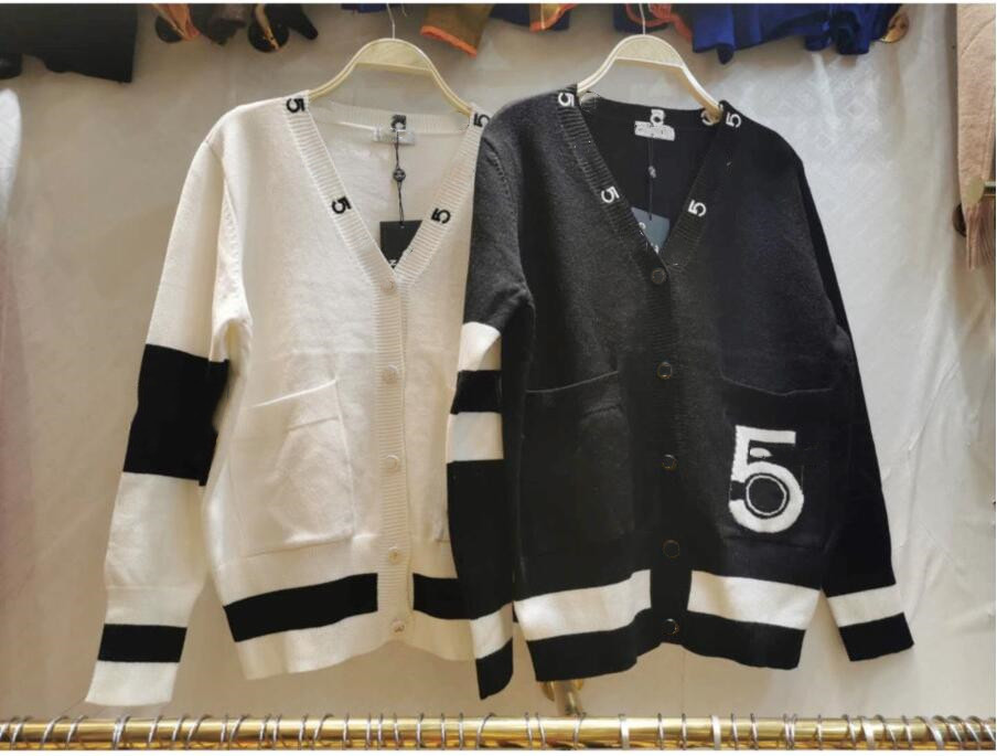 

Autumn/winter 2021 Women's Sweaters version of the fashion trendfront and rear embroidered mahua knitting cardigan sweater, White