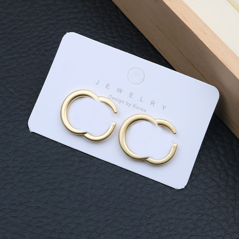 

Fashion Designer Letter Earrings Women Metal Earrings Fashionable Temperament Earrings Studs Europe America Charm Jewelry Ladies Gift