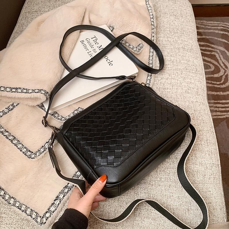 

2020 winter new ladies shoulder bag fashion casual messenger bag woven female middle luxury designer women's, Black