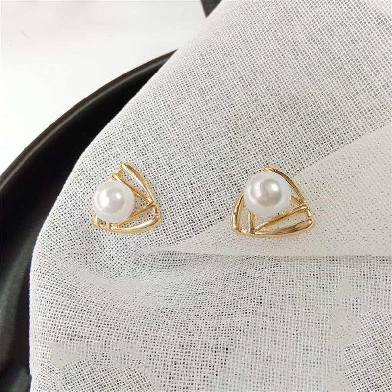 

NEW Fashion Cute Women Elegant Pearl Earring Hollow Triangle Geometry Small Simple Stud Earrings Jewelry Accessories