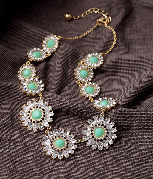 

Personality Vintage Flowers Necklace Crystal Colorful Necklace For Sweet Girls Gifts Resin Sweater Chains Fashion Jewelry