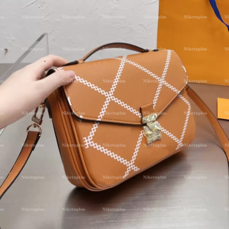 

Luxurys Messenger Bag Crossbody Tote Handbags Black White Brown Monograms Letters Printed Leather Bags Flap Lady Fashion Party Designer Women Shoulder Handbag, #1