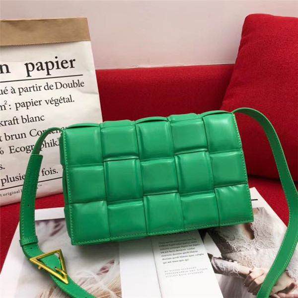 

2021 wave of European and American fashion bags leather woven pillow tofu packet network red retro small square package female Shoulder Messe, Make up the difference