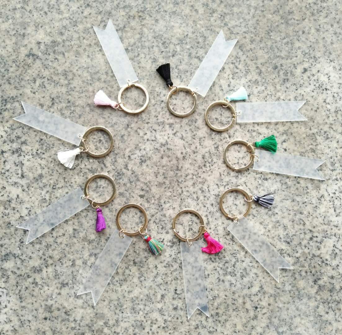 Porte-clés en acrylique transparent personnalisé, commerce extérieur, mode, pendentif avec pompon avec nom imprimé