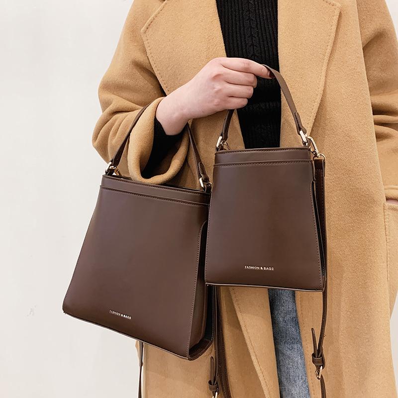 

Elegant Female Tote Bucket bag 2021 Fashion New Quality PU Leather Women's Designer Handbag Solid color Shoulder Messenger Bag, 17 cm brown