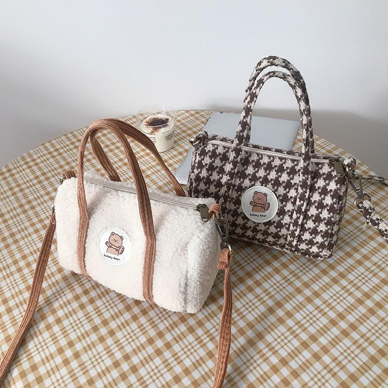 

Bear Boston handbag is simple and versatile, carrying crossbody bag, White