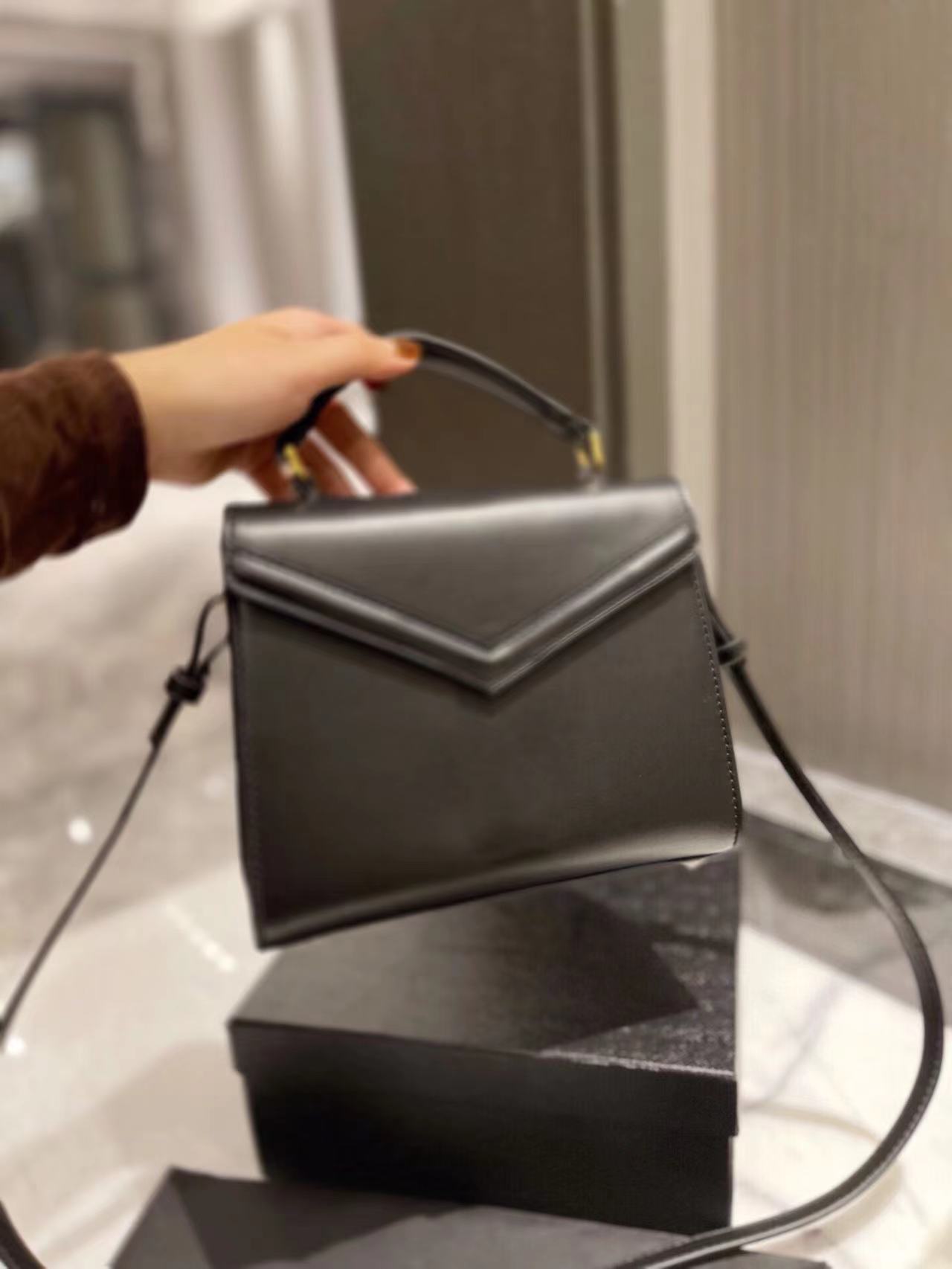 

Ladies satchel fashionable versatile design simple leisure pure color envelope bag good quality