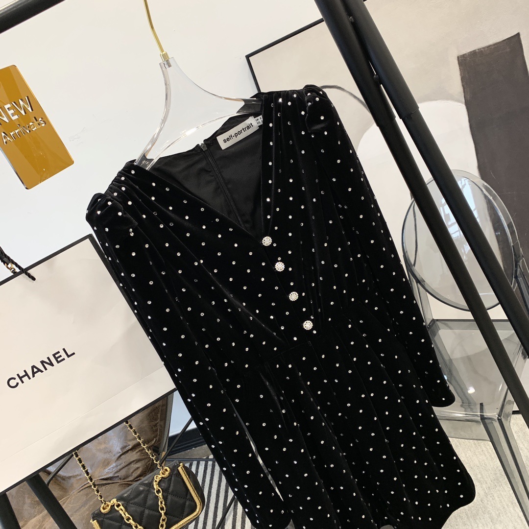 

Tan songyun star same temperament goddess model V-neck dress slim diamond velvet dress small black dress