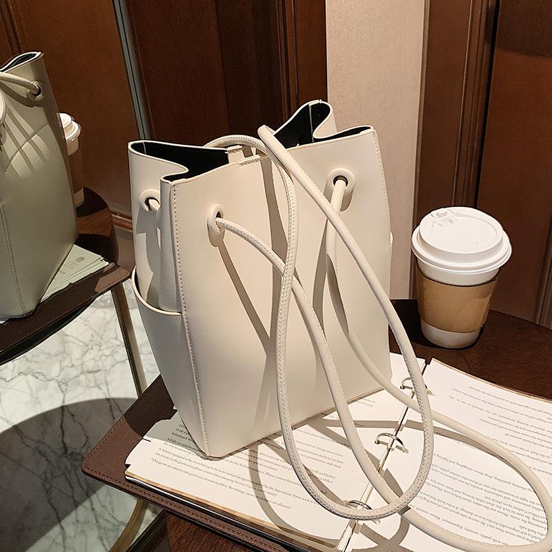 

Original Design Retro Bag Female 2021 New Fashion All-match Western Messenger Bag High-end Niche 2in1 Shoulder Bucket, Black