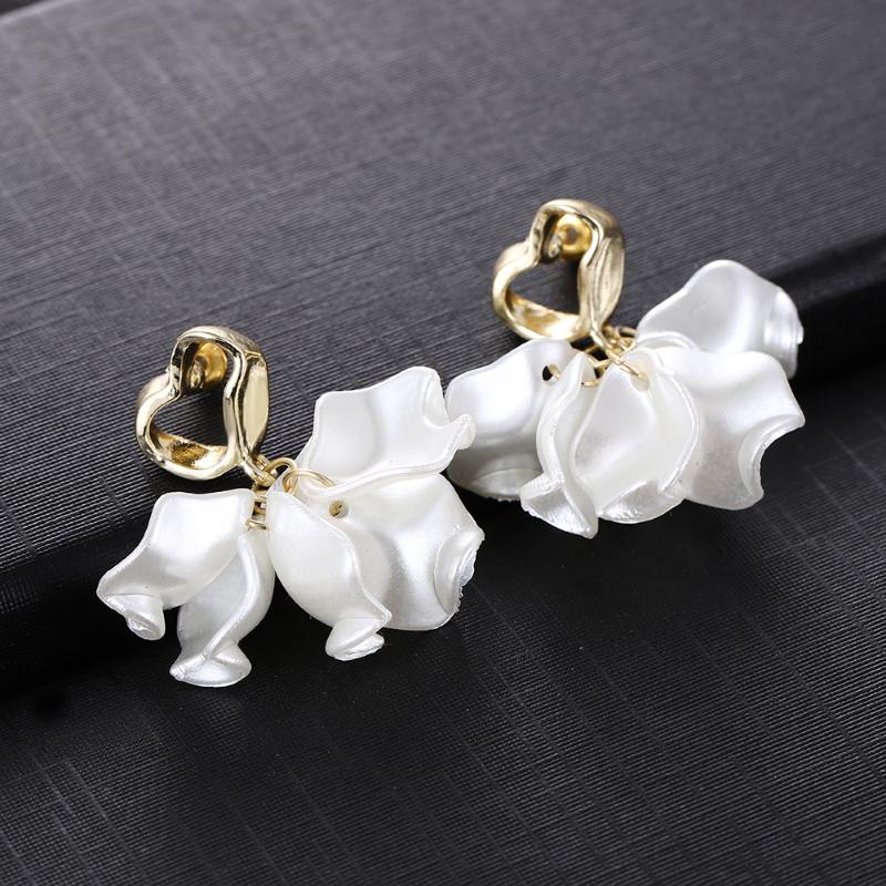 

New South Korea Dongdaemun Fashion Flower Earrings Temperament Ladies Elegant Hollow Petals Stud Earrings Female Jewelry