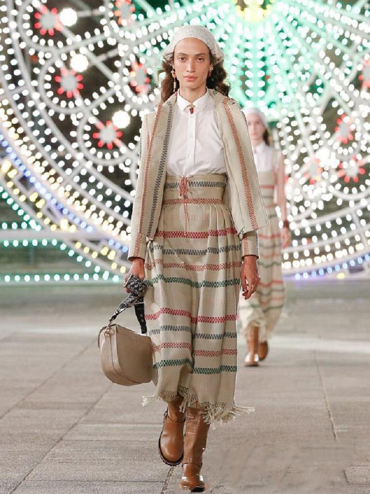 

Big name winter ladies heavy crafts tassels high waist pleated skirt 2020New women' fashion big hem elegant skirt Bing XL, Khaki