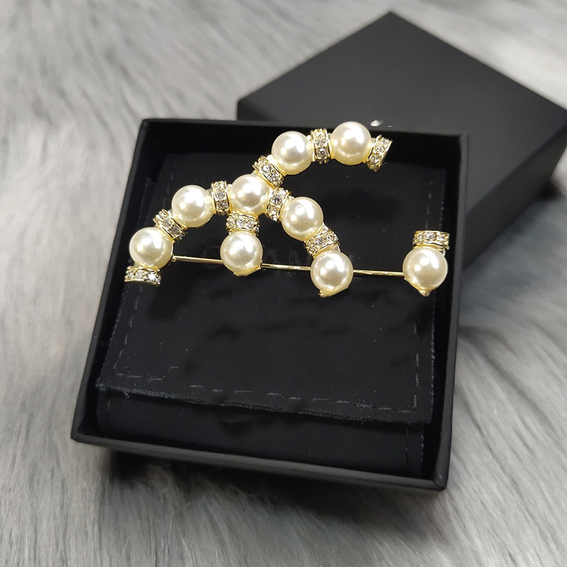 

Women's designer Brooch classic letter logoc shape pearl high quality Brooch luxury jewelry wholesale L-C8