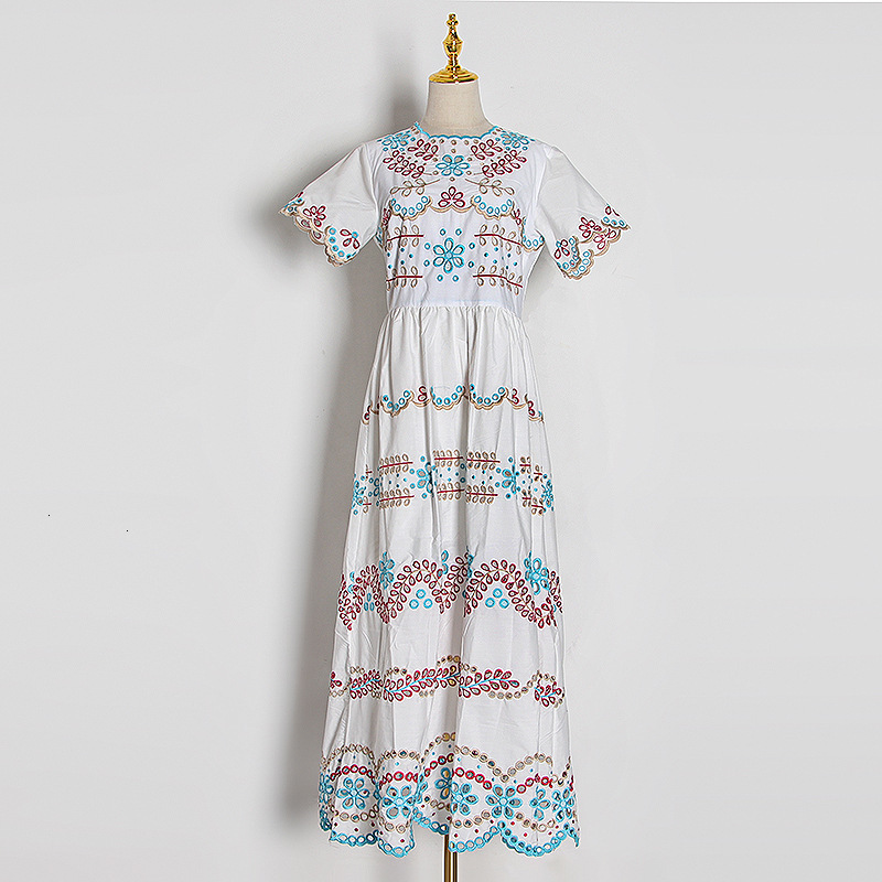 

2021 New Summer Embroidered Flora Woman with Short Sleeves Around Her Neck Boho Vintage Dress Feminine Design Black Runway Lg3i