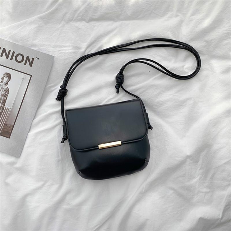 

New Korean version 2021 women's bag autumn and winter fashion trend straddle bag Pu retro flip small square, Black