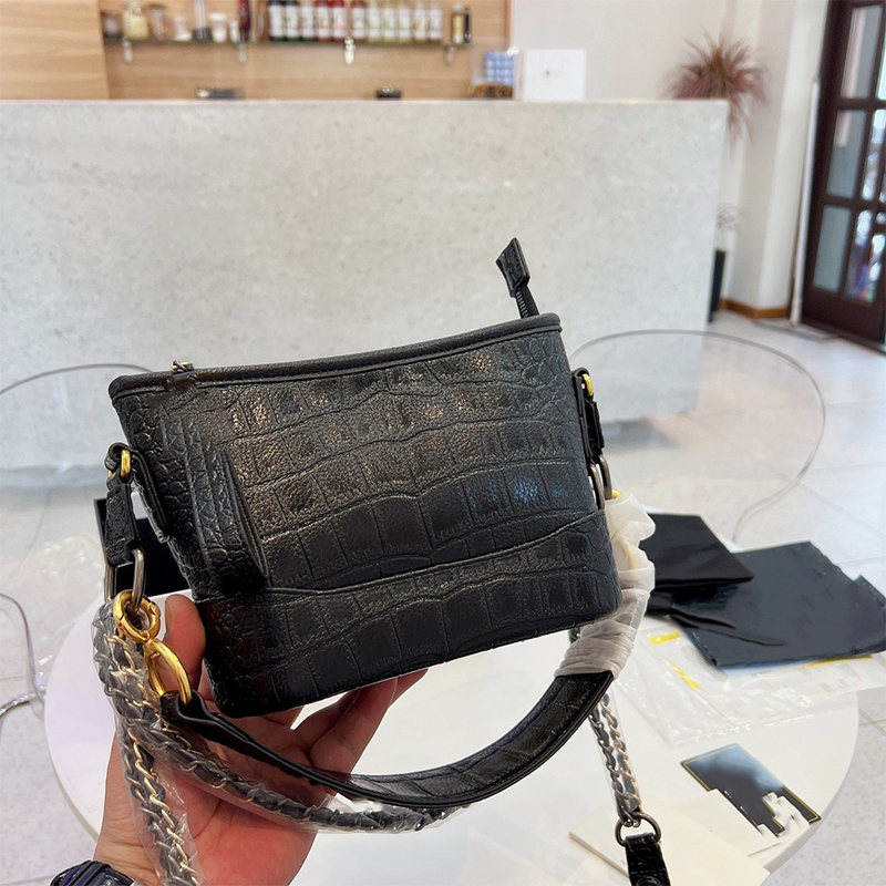 La nouvelle épaule de mode française Sac à bandoulière en cuir véritable Bandes épaules grandes Capacité haute capacité Rétro Chaînes de concepte