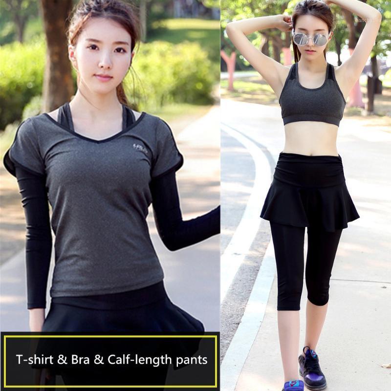 

Women 3 Pieces Yoga Set Female Quick Dry Sportswear Gym Running Girls Clothes Grey T-shirt+Bra+Black Calf-length Pants set170041