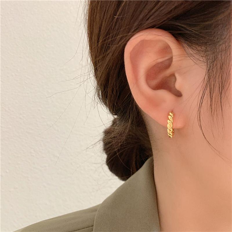 

Hoop & Huggie SRCOI Trendy Vintage Tiny Twisted Earring Minimalist Gold Color Metal Circle Ear Buckle Women Elegant Jewelry Party Gift
