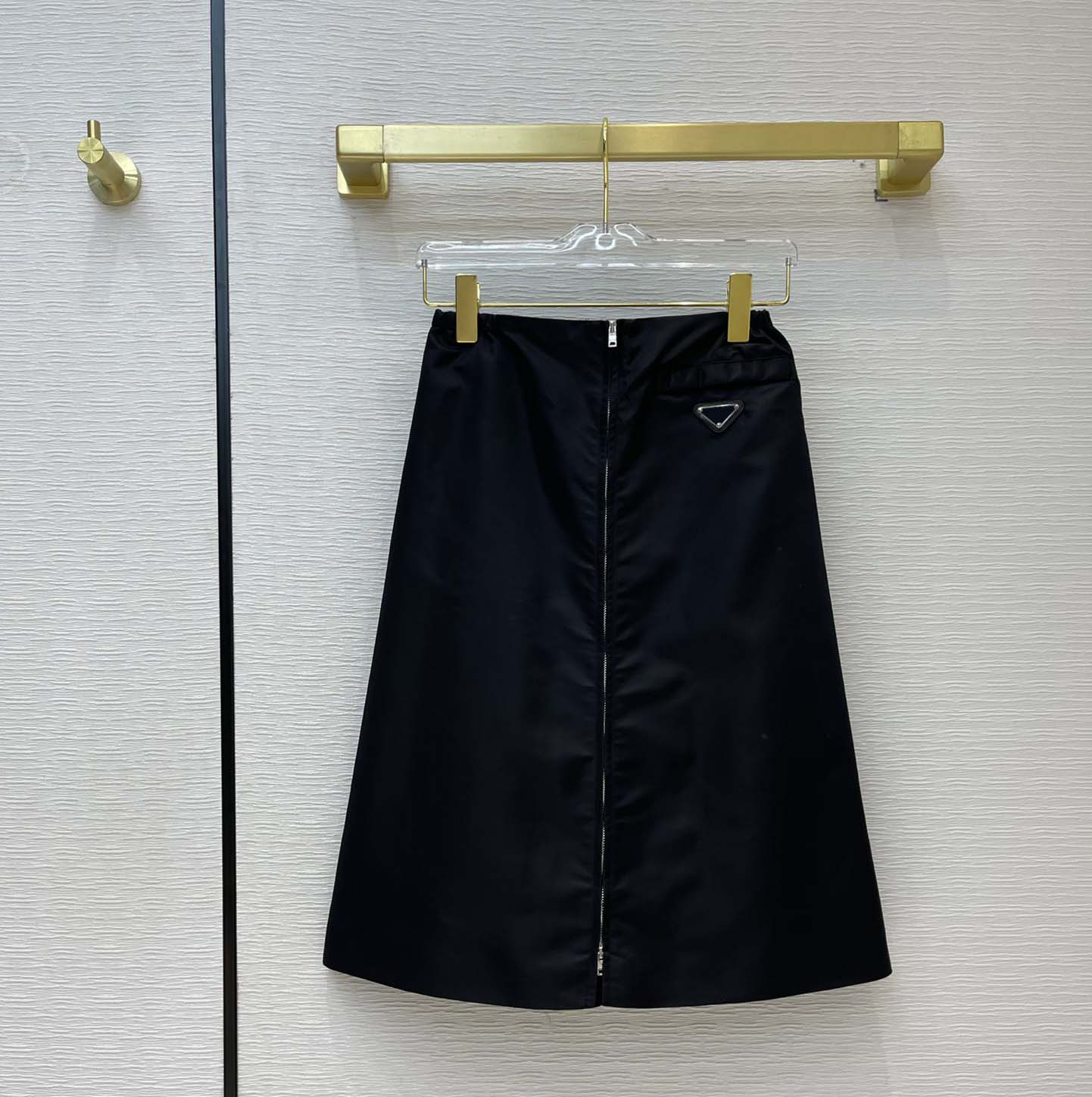 

Fashion Women Midi Dresses 21ss New High Quality Knee-Length Skirts with Inverted Triangle Mark Re-nylon Style Women Skirts Size -L, Black