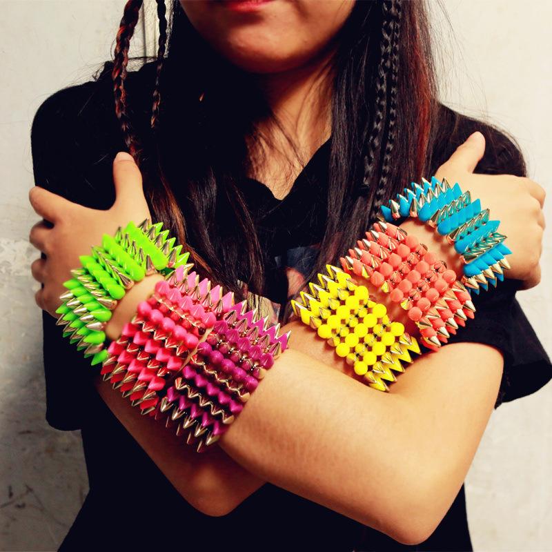 

Bangle Neon Colors Plastic Gothic Rivets Spikes Elastic 5Rows Stretch Bracelet For Hip Hop Women Party Rock Wristband Punk Jewelry