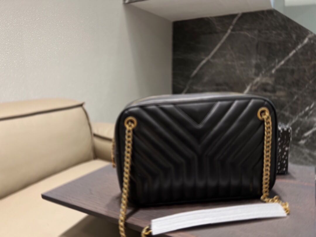 

Comfortable, stylish and slouchy camera bag designed by famous designers, 1111