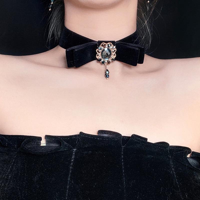 

Chokers Origin Summer Unique Design Velour Bow-knot Necklace For Women Exquisite Bling Rhinestone Jewelry