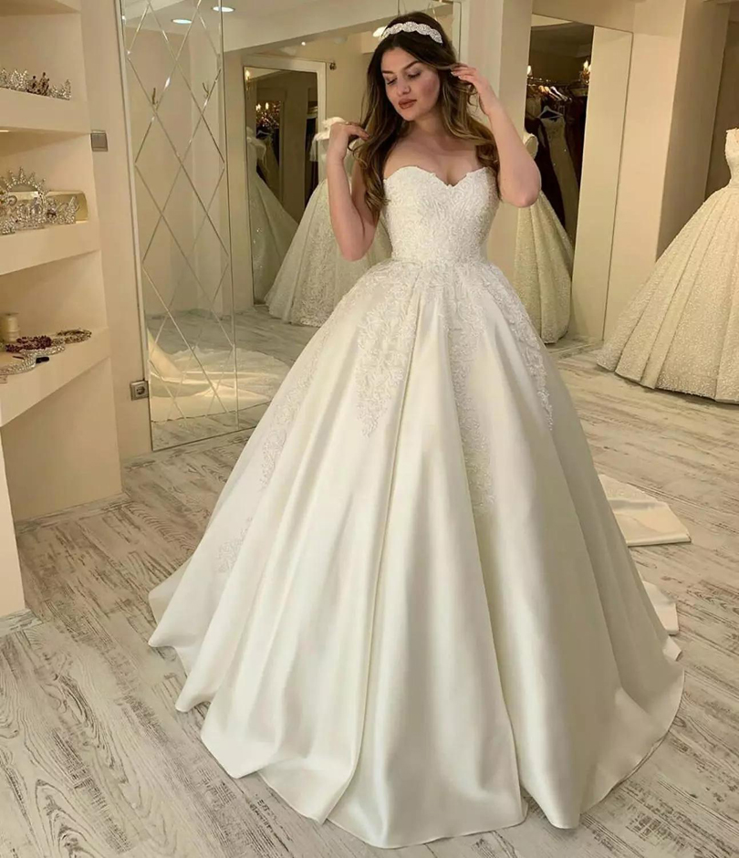 

Vintage Strapless Ball Gown Lace Wedding Dresses with Appliques Court Train Lace Up Back Tulle Plus Size Bridal Gowns, White