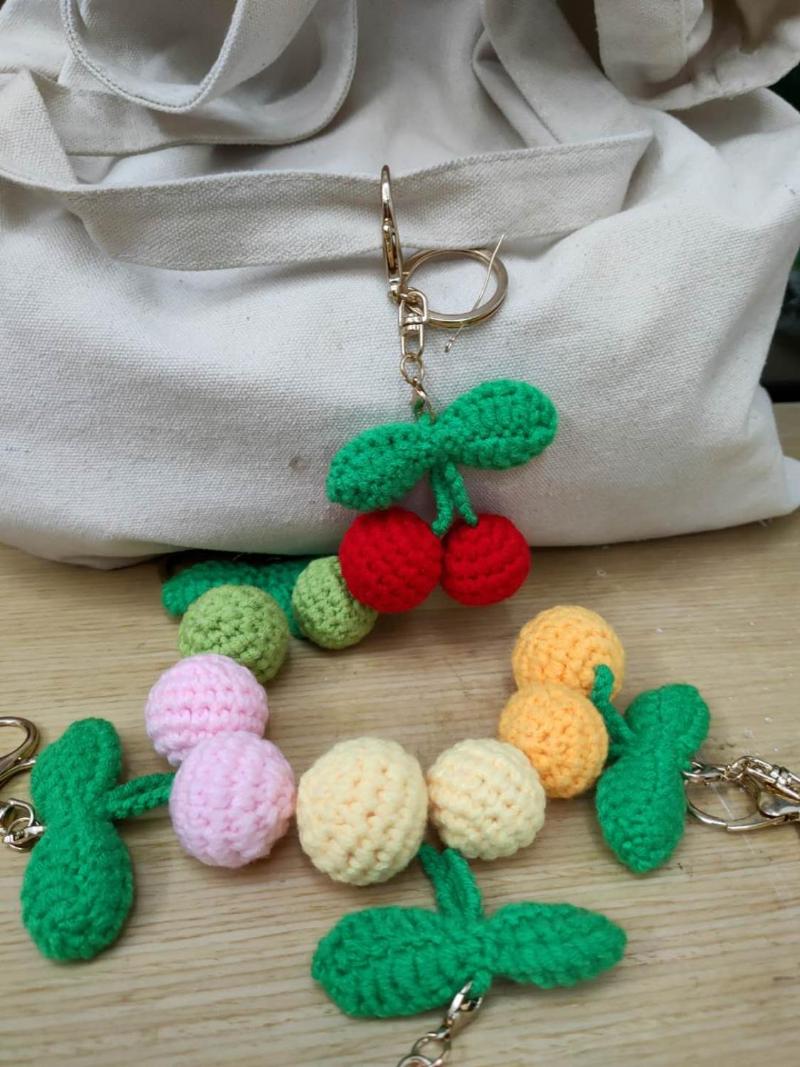 

Handmade Knitting Wave Big Cherry Key Chains for Handbags Women Funny Fruit Keychains Bag Hanging Car Key Holder Keyrings