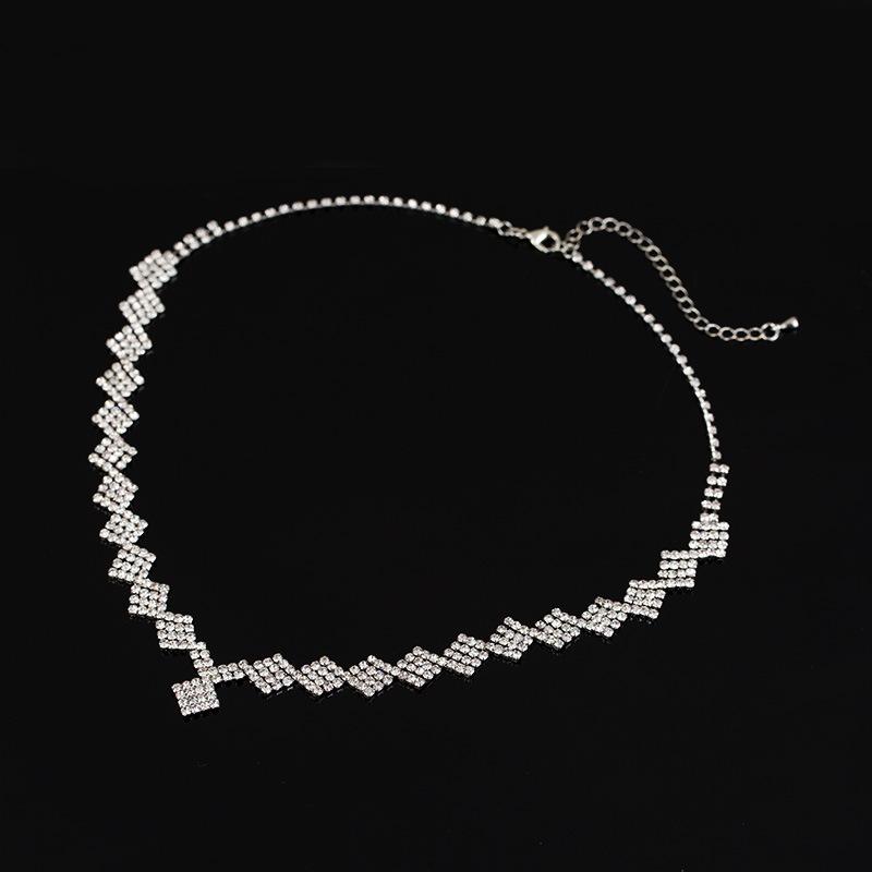 

YFJEWE New Fashion Women Crystal Chain Necklace Woman High Quality Symmetrical rhombus design Christmas Jewelry Wholesale N067