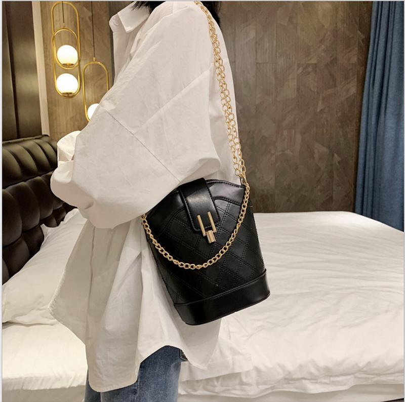 

New Retro Western Style Small Bag Korean Version Simple Lingge Chain Messenger Bag 2021 Popular New Fashion Water Women Totes, Black