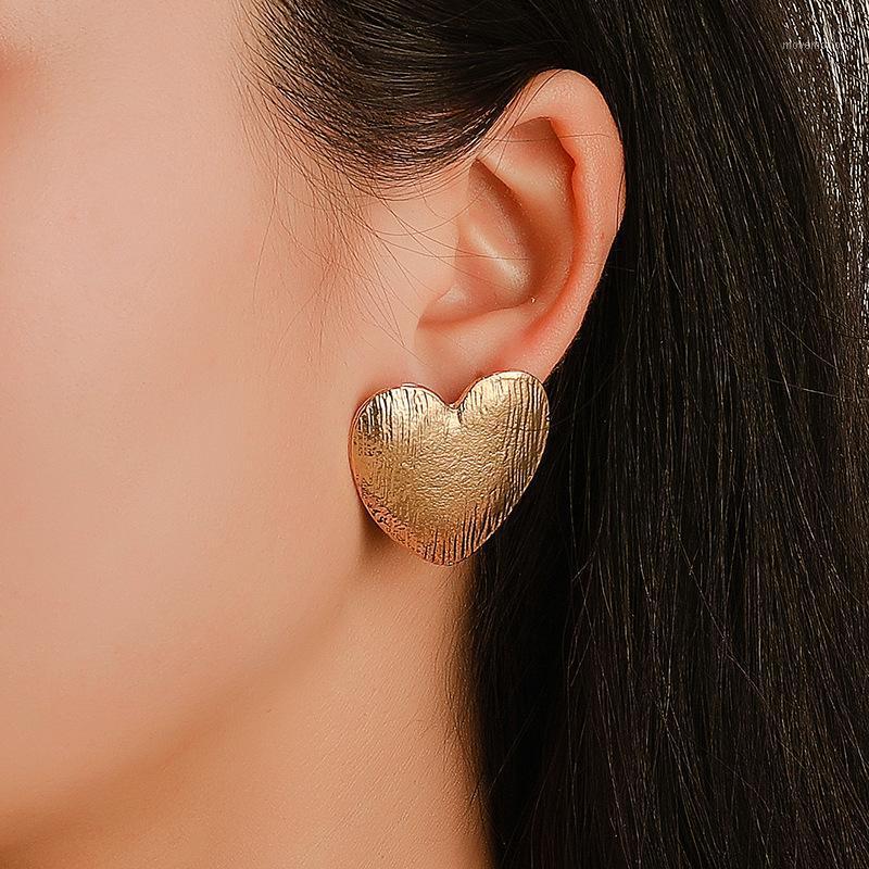 

Sweet girl exaggerated peach heart atmosphere earrings metal frosted autumn and winter jewelry1