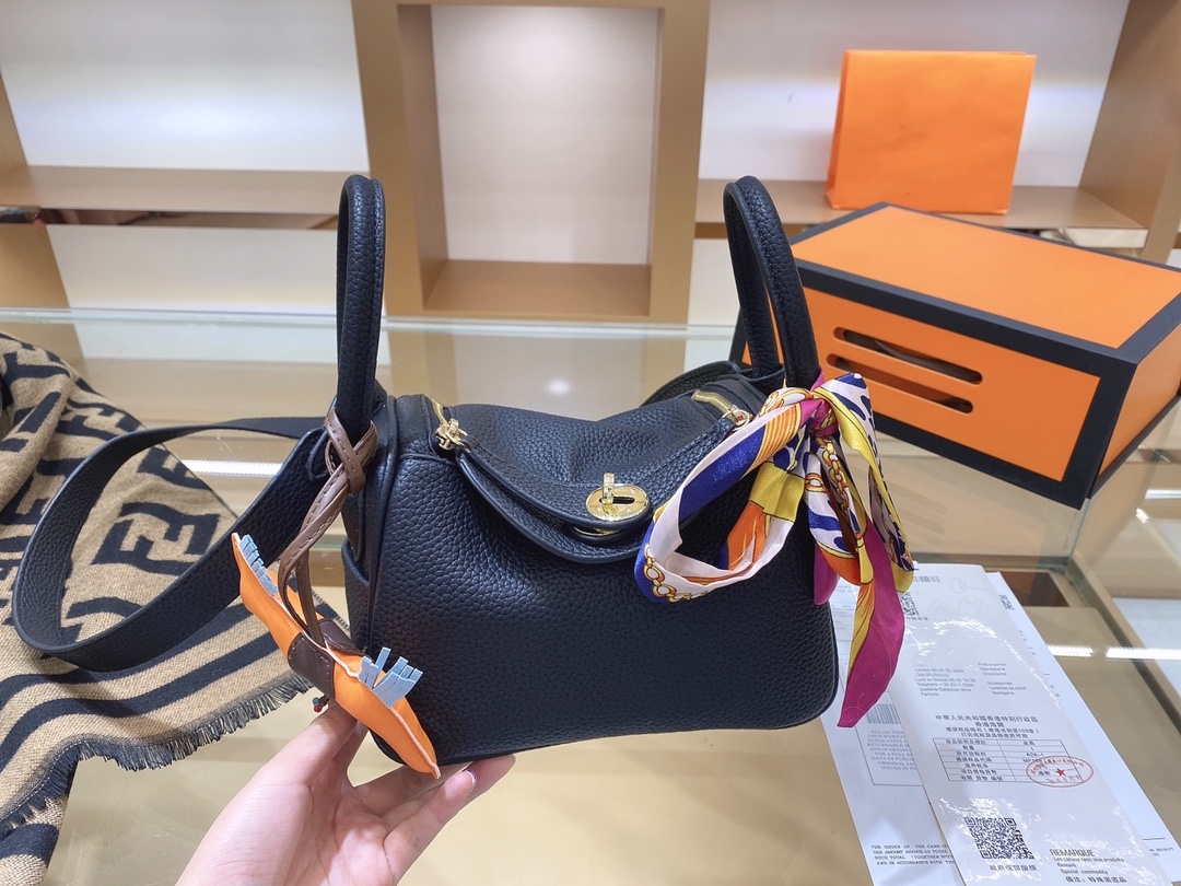 

2021 Luxury Designer Lindy Fashion free Scarf Ribbons Letter Lock Clutch Bags Lady Fashion Shell Tote Saddle High Quality 5A Shoulder Bags, With original label