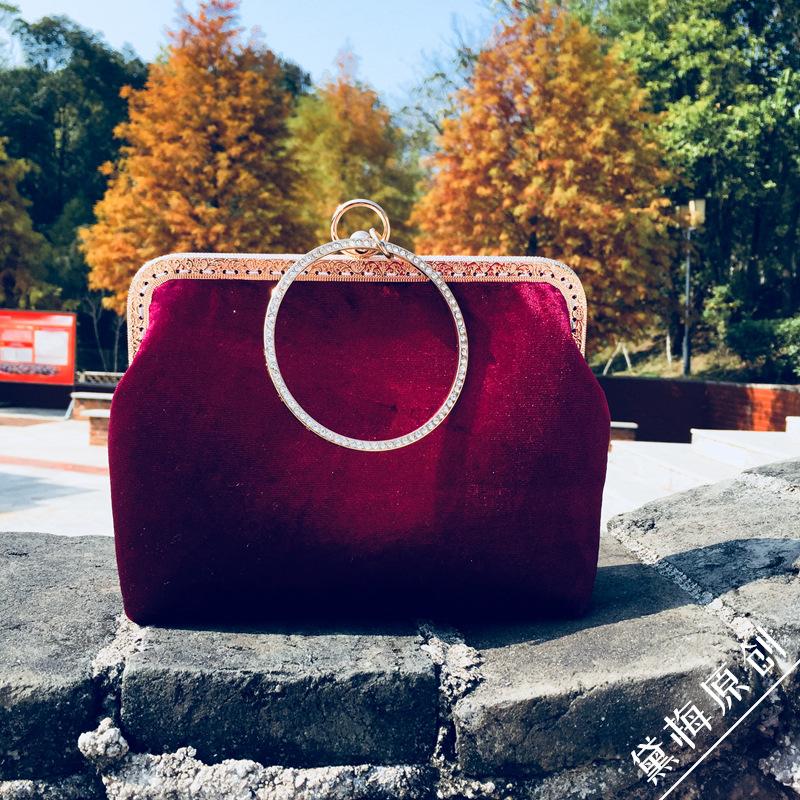 

One-shoulder women's bag 2021 retro bracelet diamond-encrusted solid color series, Beige