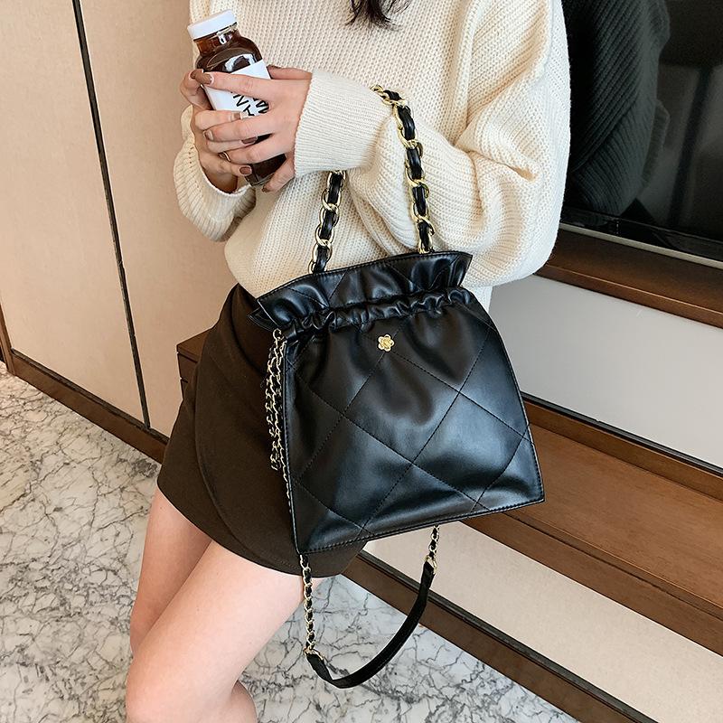 

Women's portable bucket bag new style Western style small fragrance rhombic beam mouth chain shoulder messenger bag female, Black