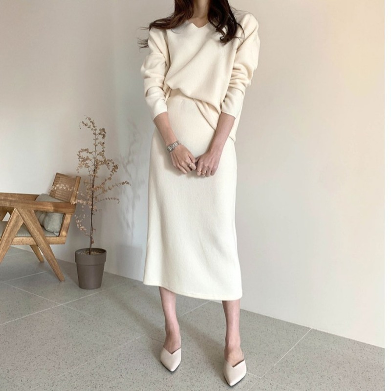 

2021 New Women's Fashion Set Solid Loose Mesh Tops Low Neckline in Front of a Straight Sweater Mid-calf Skirt Winter Suits R7AP, Apricot