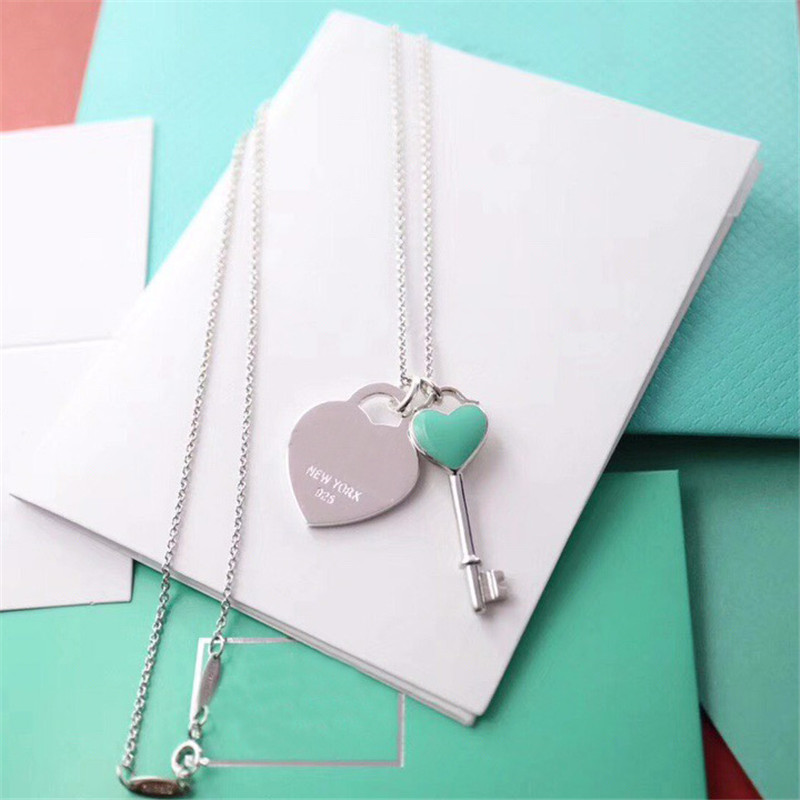 

Fashion Classic Blue Pendant Necklaces For Women Designer Love Heart Key Necklace Womens Luxury Jewelry With Letter Chains Silver Neckwear