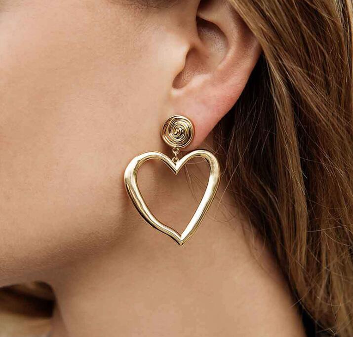

Christmas gifts nickel free zinc alloy hollow out earring fashion gold plated heart shaped stud earrings for girls