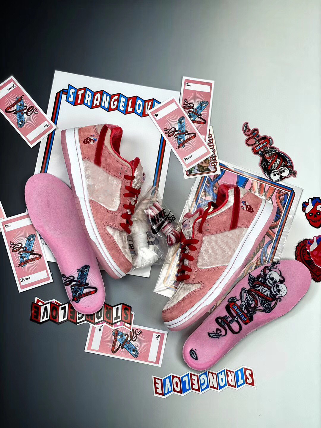 

2022 Authentic StrangeLove Valentine's Day Low Shoes Men Women Bright Melon Gym Red Med Soft Pink Sports Outdoor Sneakers With Special Box