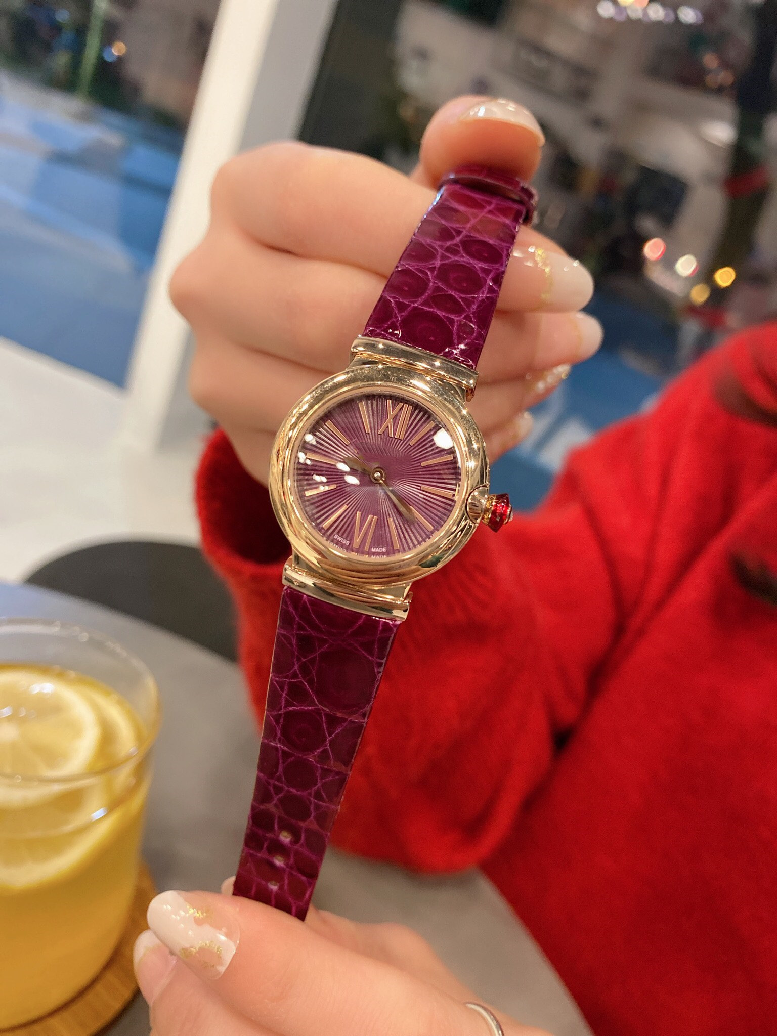 

Italian luxury jewelry brand women's watch. Size 28 mm, Multi-color