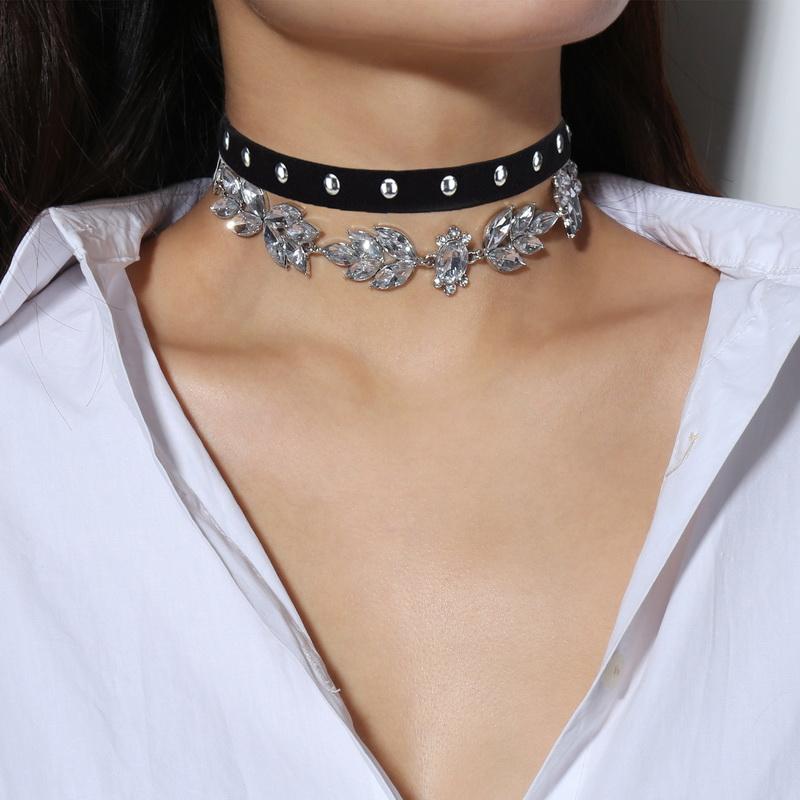 

2pcs Crystal Leaf Rivet Decor Black Velvet Choker Necklaces for Women Fashion Short Leather Neck Collares Goth Jewelery KC02