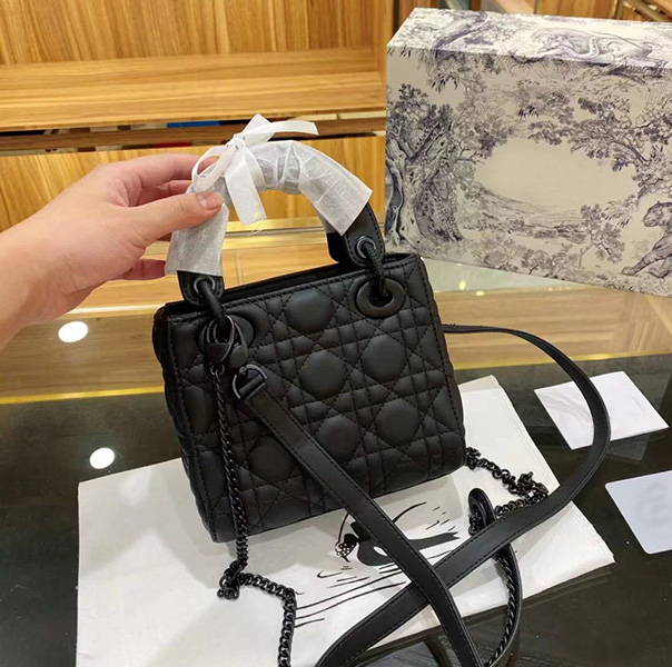 

Big-name designer ladies one-shoulder messenger bag 2021 retro all-match clamshell PU leather letters female party handbag wide belt bag, Extea fee