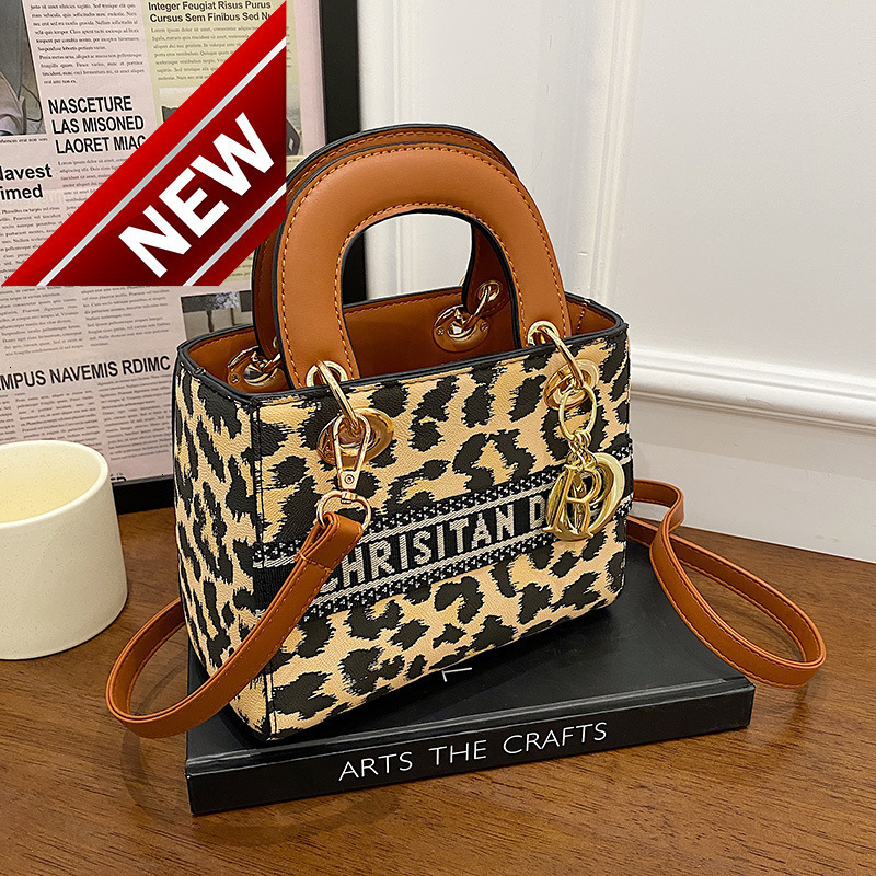 

Bag Women's New Portable Net Red Envelope Leopard Pattern Messenger Single Shoulder Simple and Fashionable Princess Dai 100 Carry on, Black