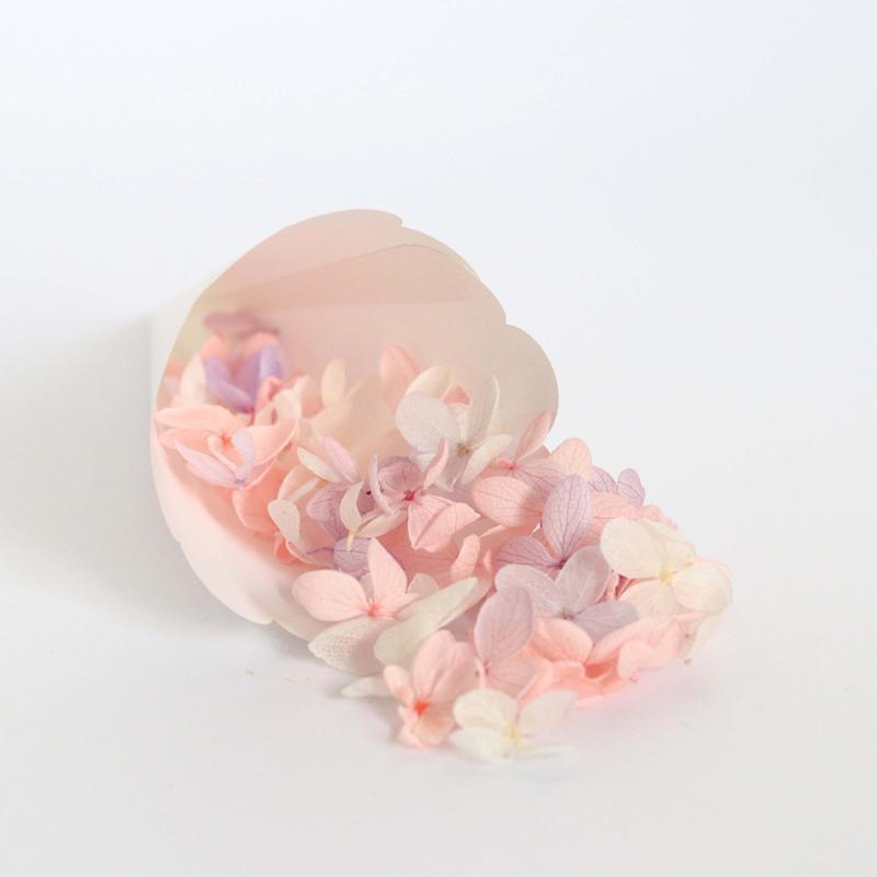 

50pcs Wedding Confetti Cones Petal Candy Holder Party Favors Lace Paper Cones Crafts Wedding Supplies1