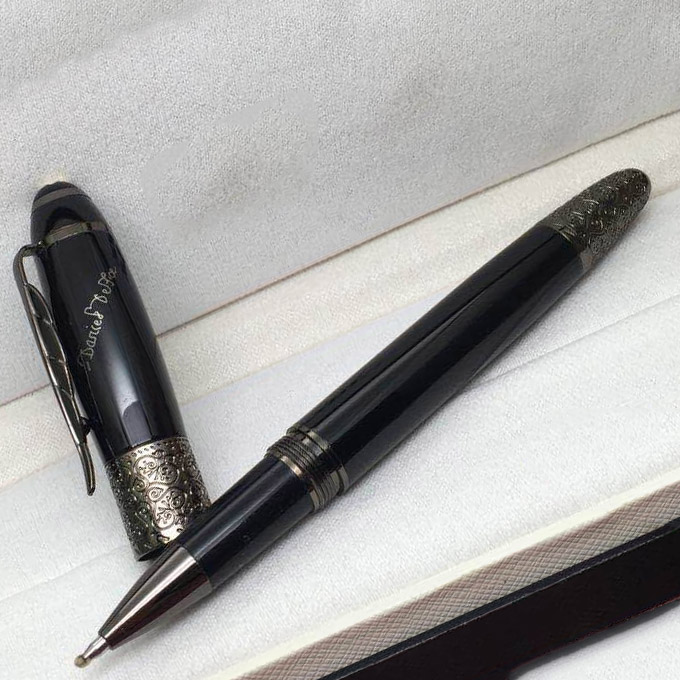 

2021 Great Luxury pen Writer Daniel Defoe Collector Pens Wine red Black Blue White Classic Fountain pen Luxury 4810 ROLLER PEN, As picture show