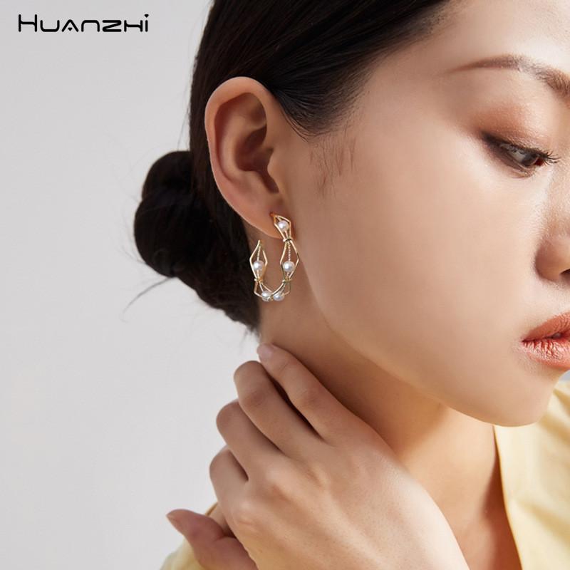 

HUANZHI 2020 New Fashion Geometry Weave Pearl Earring Retro Metal Gold Color C shape Winding Earrings for Women Grils Jewelry