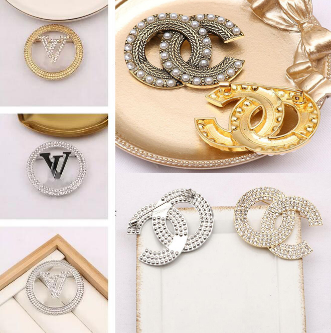 

Wholesale Lots Mixed Random Send Brand Designer Letters Brooch Famous Double Letters Tassel Pearl Luxury Couples Rhinestone Suit Pin Jewelry Accessories